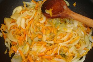 Carne impletita cu garnitura de legume si usturoi copt