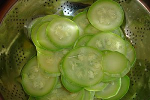 Carne impletita cu garnitura de legume si usturoi copt