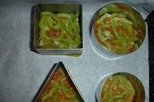 Carne impletita cu garnitura de legume si usturoi copt