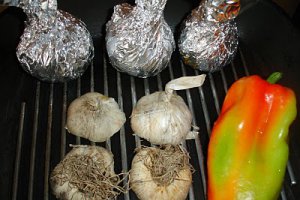 Carne impletita cu garnitura de legume si usturoi copt
