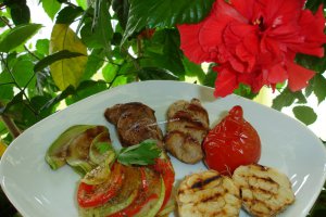 Carne impletita cu garnitura de legume si usturoi copt