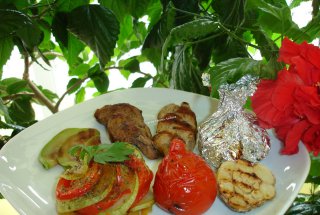 Carne impletita cu garnitura de legume si usturoi copt