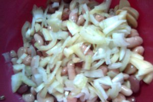 Salată de pui cu ciuperci şi fasole