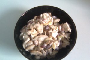 Salată de pui cu ciuperci şi fasole