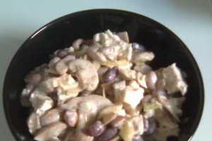 Salată de pui cu ciuperci şi fasole