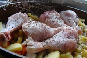 Pulpe de pui cu legume la cuptor
