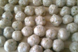 Parjolute din carne de pasare cu sos de gogosari