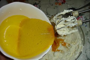 Prajitura acrisoara cu prune si bezea