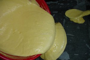 Prajitura acrisoara cu prune si bezea