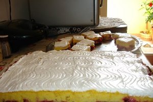 Prajitura acrisoara cu prune si bezea