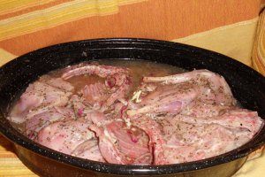 Friptura de iepure cu galbiori, champignon si rosii cherry