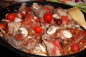 Friptura de iepure cu galbiori, champignon si rosii cherry