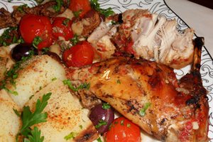 Friptura de iepure cu galbiori, champignon si rosii cherry