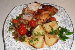Friptura de iepure cu galbiori, champignon si rosii cherry