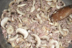 Paste cu sos de ciuperci si carnati