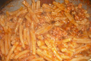 Paste cu sos de ciuperci si carnati