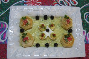 "Vol-au-vent" cu salata ruseasca si oua umplute