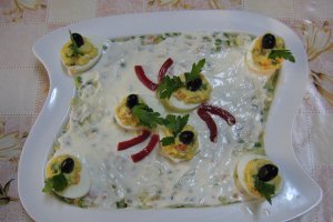 "Vol-au-vent" cu salata ruseasca si oua umplute