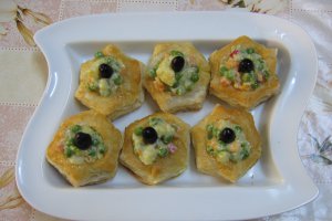 "Vol-au-vent" cu salata ruseasca si oua umplute
