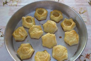 "Vol-au-vent" cu salata ruseasca si oua umplute