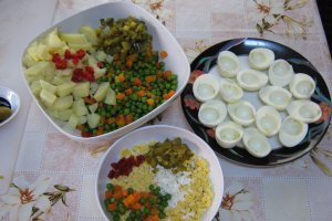 "Vol-au-vent" cu salata ruseasca si oua umplute