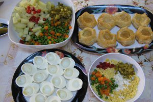 "Vol-au-vent" cu salata ruseasca si oua umplute