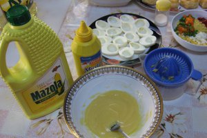 "Vol-au-vent" cu salata ruseasca si oua umplute