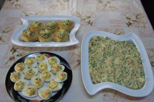 "Vol-au-vent" cu salata ruseasca si oua umplute