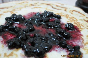 Clatite pufoase reteta cu dulceata de afine
