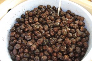 Masline negre conservate in saramura si ulei de masline