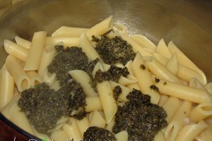 Paste cu pesto, ciuperci si telemea