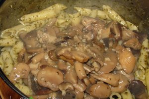 Paste cu pesto, ciuperci si telemea