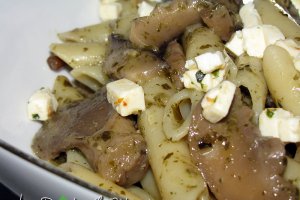 Paste cu pesto, ciuperci si telemea
