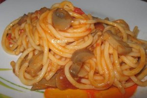 Spaghete cu ciuperci şi sos de roşii - de post