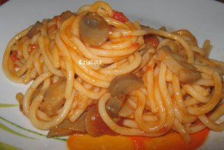 Spaghete cu ciuperci şi sos de roşii - de post