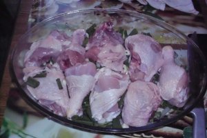 Pui cu ceapă verde în sos de bere la cuptor