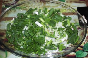 Pui cu ceapă verde în sos de bere la cuptor