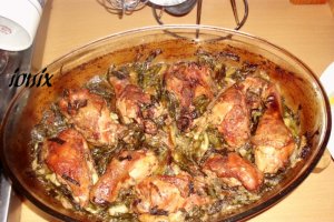 Pui cu ceapă verde în sos de bere la cuptor