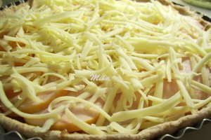 Pizza cu sunca de pui si bacon