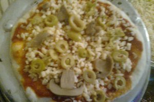Pizza cu ton ,ciuperci si masline verzi