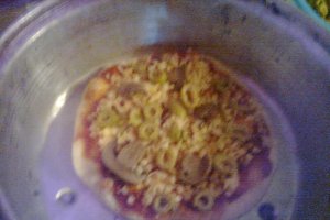 Pizza cu ton ,ciuperci si masline verzi