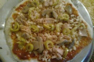 Pizza cu ton ,ciuperci si masline verzi