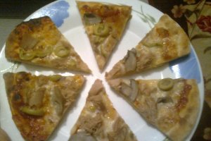 Pizza cu ton ,ciuperci si masline verzi