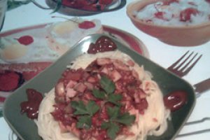 Spaghetti cu ciuperci, sunca presata si sos de rosii