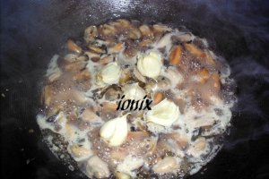 Carne de scoici în sos de vin