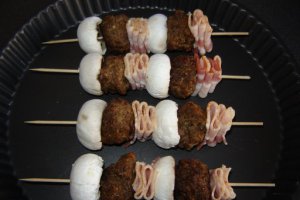 Frigarui cu chiftelute, bacon si ciuperci