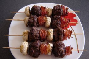 Frigarui cu chiftelute, bacon si ciuperci