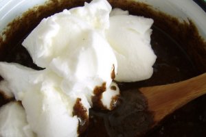 Brownies cu cafea si sos de vanilie