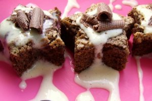 Brownies cu cafea si sos de vanilie
