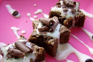Brownies cu cafea si sos de vanilie